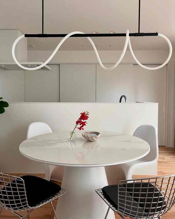 Lampu tali ikonik di ruang makan

Tempat sampah ruang cuci favoritku

#Kotak debu　#ゴミ箱 #棚 #ダイニング照明 #ダイニングチェア #ラウンドテーブル #ワイヤーチェア　#キッチン #花瓶 Alas bunga