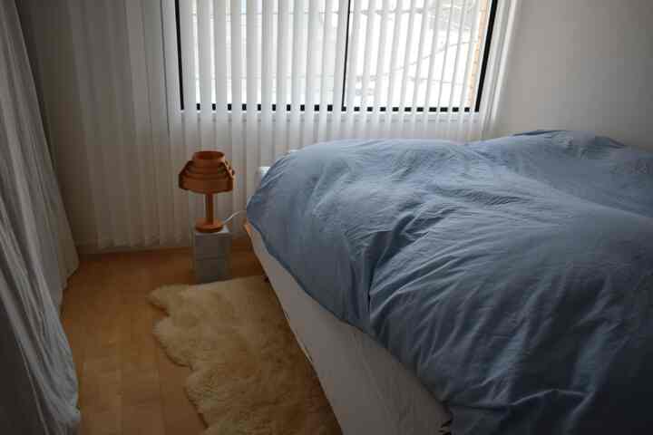 寝室はシンプルに白に映える布団カバーを。
#HAY #TOSO #バーチカルブラインド
#ムートンラグ #ベッド照明 #ベッドルームスタイリング 