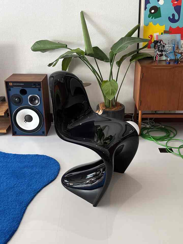 パントンチェアクラシックのブラック！パントンチェアは光沢のあるクラシックとマットなレギュラーバージョンがあります。クラシックはデザインされた当時の光沢のある形を再現していて、リビングにあると存在感があります🧚

#チェア #ダイニングチェア #椅子 #パントンチェア #ブラック #延長コード 