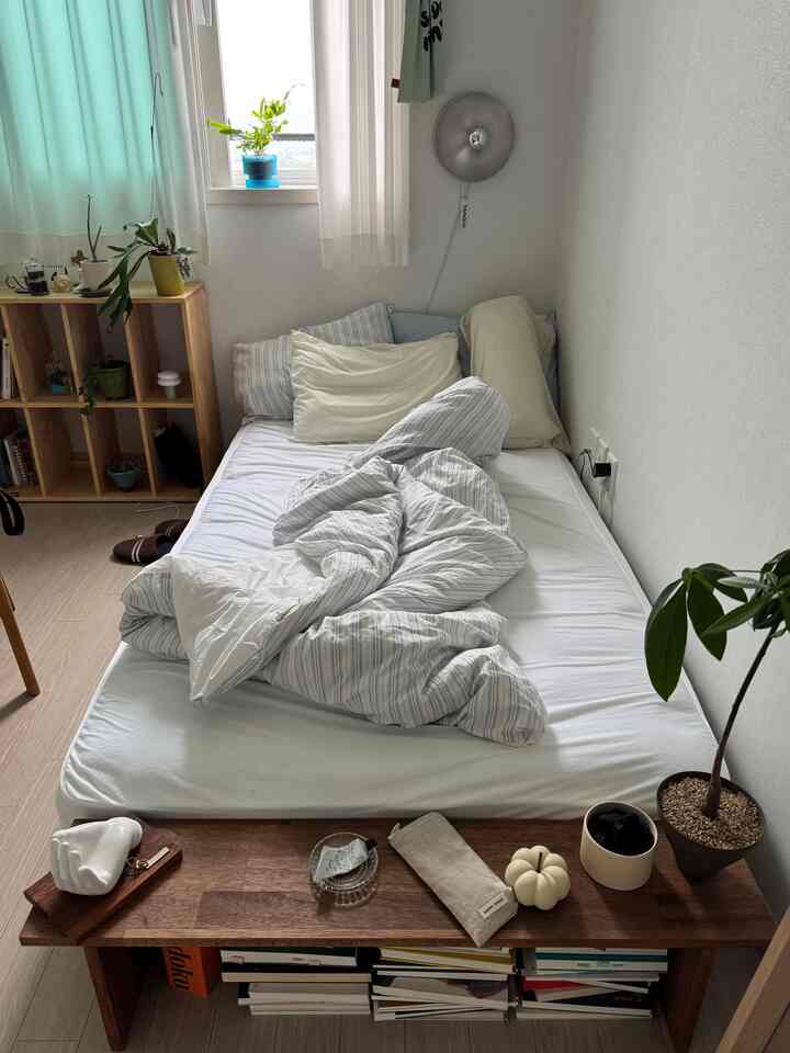 全世界が落ち着く雨の日。体が雨の日を知っているのか、雨が降るとそんなに睡眠が多くなる気分だ。
。
。
。
＃部屋＃インテリア＃部屋のインテリア＃寝室＃寝室のインテリア＃寝室の装飾＃レコード＃ルーム＃roominspo＃roominterior＃roominspiration