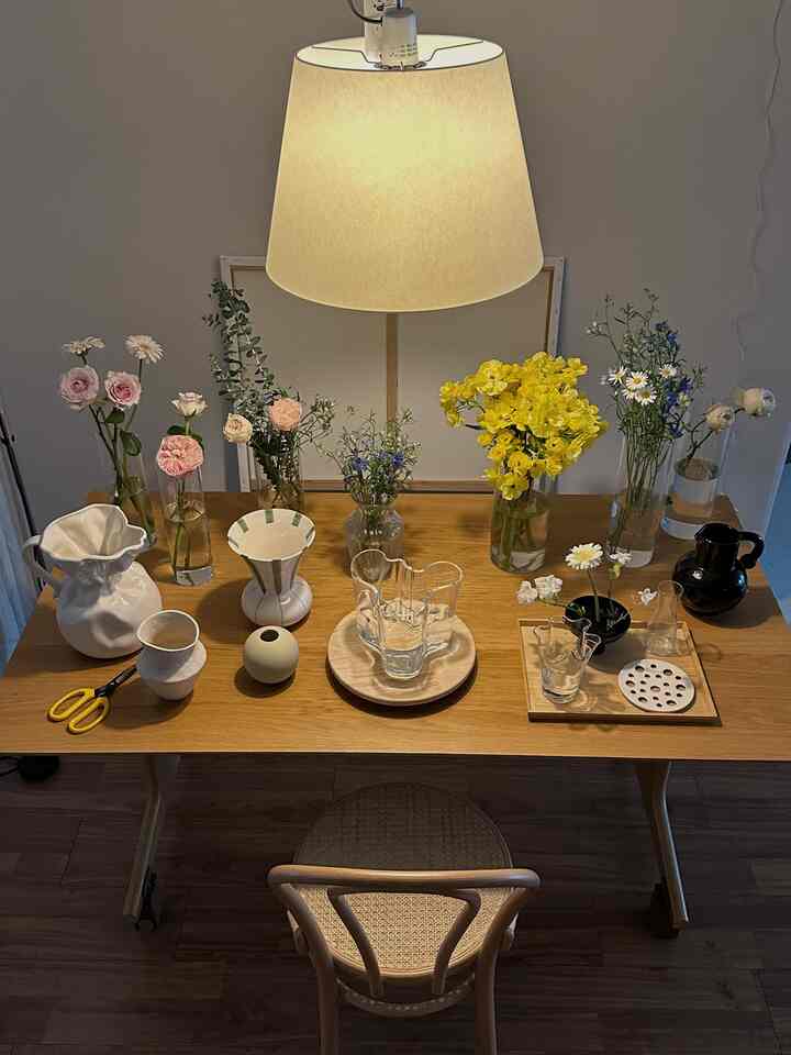 #예쁜템최고야 #콘스프기록
私だけの週末ルーチンです。
金曜日ごろに到着した花を1〜2日ほど水切りした後、持っている花瓶をきれいに洗ってアレンジしてくれます。  #리빙다이닝 #톤체어 #무인양품 #다이닝룸 #다이닝인테리어 #꽃병 #꽃인테리어 #이딸라 #알바알토 