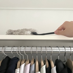 구석구석 먼지 청소 ing~ 🧹
3M 스카치브라이트 먼지털이 손에 꼭 쥐고
책장, 블라인드 등 눈에 보이는 먼지만 털어내다가
마지막엔 의자 밟고 올라가 옷장, 냉장고 같은 
높은 곳에 보이지 않게 쌓인 먼지를 청소했어요-
먼지털이가 엄청 시커멓게 변하더라구요🥹
그래도 속은 다 시원하네요! 
조만간 옷걸이형 제습제도 교체해야겠어요🤟🏻
#오늘의우리집 #콘수프기록 #청소 #3M #먼지털이
#옷방 #한샘옷장 #한샘드레스룸 #오픈형옷장 #맞팔 
#오픈형드레스룸 #정장옷걸이 #어깨뿔방지옷걸이 
#생활공작소 #옷걸이형제습제 #신혼부부일상 #모던