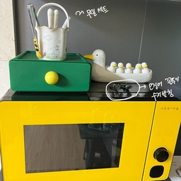 #우리집인테리어기록 #콘수프기록 #맞팔 #내가좋아하는공간 #쿠잉전자렌지 #무회전판전자렌지 #오리수저받침 #오징어꼴뚜기수저받침 #레트로전기포트 
#네스프레소버츄어팝 #무민티스푼포크세트 #스마일자석 #하트자석 #토토로자석 #초록색서랍
#노란색전자렌지 #주방인테리어
사실 좀 고민은 했어요^^ 제일 나다운 공간이 무얼까 하고요~ 
제가 좋아하는 컬러와 물건들을 제일 잘 보여주는 공간이라서 주방 한켠을 소개해요.
제가 좋아하는 노랑,그린, 블루, 보라 그리고 귀여운 물건들입니다.
특정한 걸 좋아한다기보다 물건을 봤을때 끌리는 것들이 좋아요. 
제가 좋아하는 공간들에는 노랑, 보라가 그리고 쿠마몬이 숨겨져 있어요^^ 찾아보시는 재미도 있으실겁니당.
제가 좋아하는 컬러와 귀여운 물건들로 채우는 이 공간이 제일 저다운 공간인거 같아요.
오징어꼴뚜기 형제는 저렇게 깨지지 않게 그리고 잃어버리지 않게 렌지위에 올려두었고요.
요새 보면서 가장 흐뭇하게 보고 있는 곳이랍니당
