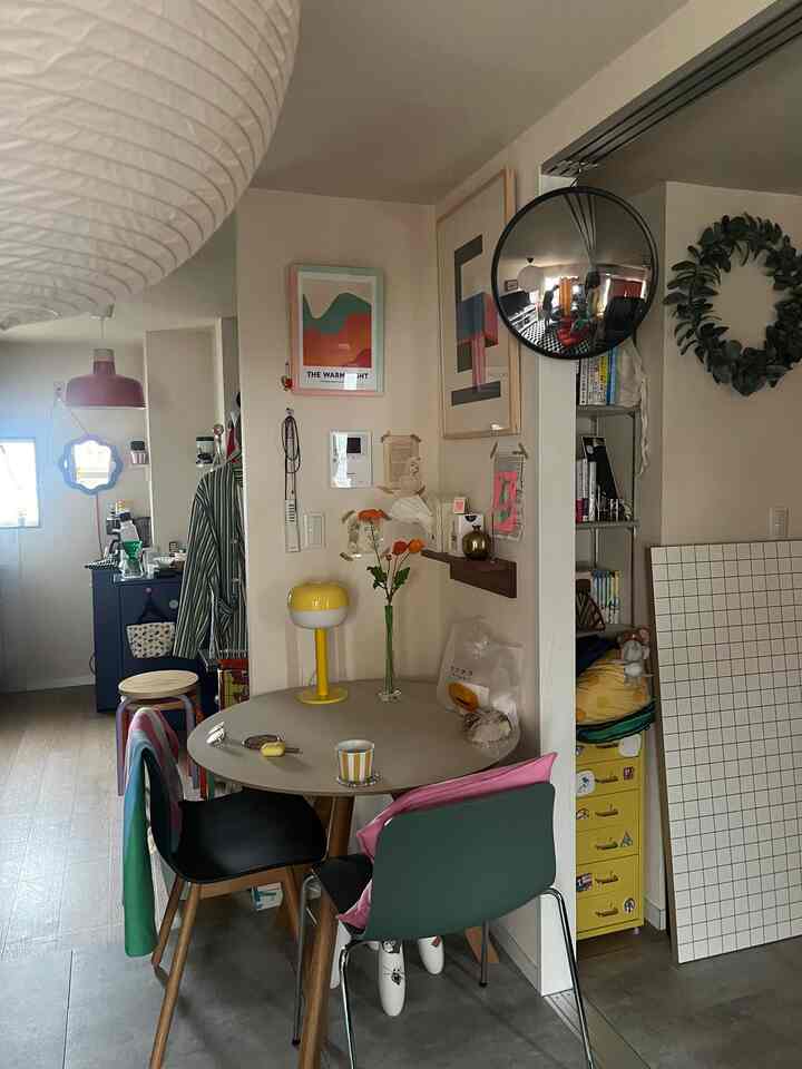 A mid-century modern dining space in natural color and wood tones, featuring a round dining table and chairs as focal elements.