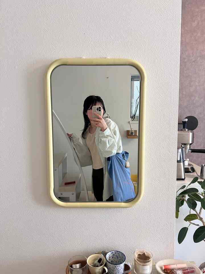 ミラーをやっと壁にかけてみた🙂‍↕️
ちょっと歪んだけどそのままにしちゃってる、、
アンバサダー継続になって嬉しい🫶🏻
がんばろ～！！

⁡
⁡
⁡
⁡
ロフト付き物件での暮らし( @mizu_room.605 )
ぜひフォローして見守ってください🕊
⁡
#ロフト付き物件
#暮らしの記録
#一人暮らし
#お部屋作り 
#模様替え
#韓国インテリア
#mirumupost
#メイクマイルーム
