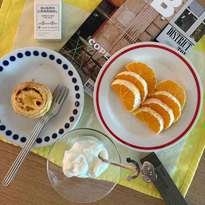 さわやかなデザートと午後を一緒にしてみてください🍊
コーヒーショップも春祭り散布時に小物を変えてみます！ 

#コーヒー
#コーヒーショップ
#コーヒーマシン
#ネスプレッソマシン
#防煙
#hayボウル
#hay
#シェーカーボックス 
#テーブルマット 
#スヌーピー 
#nounou
#ヌヌカップ 
#カップ 