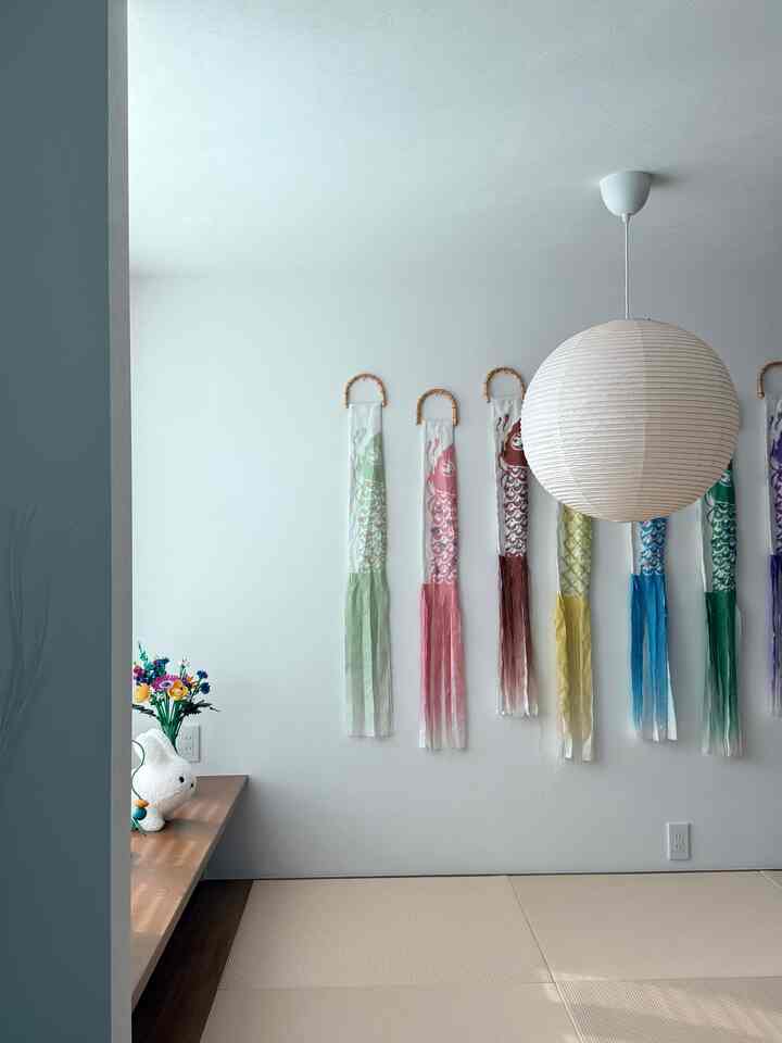 はじめまして
30坪のお家に0歳👶と夫婦2人で暮らしています✨
もうすぐ（だいぶ先ですが）こどもの日ということで、色鮮やかでインテリアになる #鯉のぼり を飾っています🎏

ここは和室なのですが、リビングの一角にある小上がりの和室のため、リビングとの調和が取れるようにクリーム色の畳を使っています🤍🫧また55Dの #akari を使うことでモダンなリビングとの調和がとれるようにしています🤝