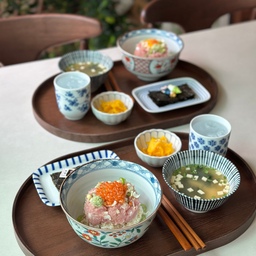 홈마카세 오픈^^💕
집에서 네기토로동을 만들 수 있다니! 
외식 메뉴라고만 생각했는데 네기토로
(참치살을 으깨서 만든것)를 따로 판매하는 
덕분에 집에서도 간단하게 일식메뉴를 
도전해 볼 수 있었네요
하나는 연어알 올리고 하나는 노른자 올려 
만들었지요 네기토로를 밥에 비벼 김에 싸서 
맛있게 즐겼습니다~ 
일식집 오픈하느라 집에서도 바쁘다 바빠~😆
#집에서제일바빠 #콘수프기록 #홈마카세
#네기토로 #네기토로동 #일식메뉴 #간단요리
#우드트레이 #추천템 #잘산템 #홈스토랑
#플레이팅필살템 #플레이팅 #가성비템
#일본면기 #간단메뉴 #에라토 #면기