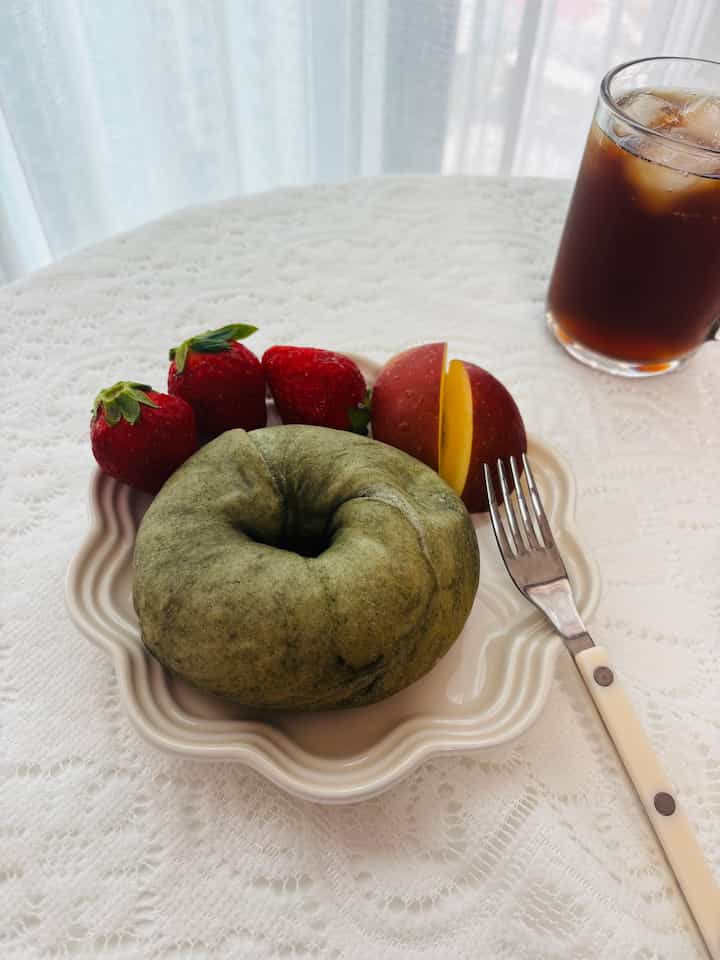 よもぎ豆餅ベーグル
ほのかなよもぎの香りとしっかりとしたよもぎ餅・豆餅の食感がベーグル生地と調和し、しっかりしながらも  #홈카페 #커피한잔 #베이글모닝 #맞팔 #오홈스토랑 #콘수프기록 #홈카페놀이 #홈바리스타