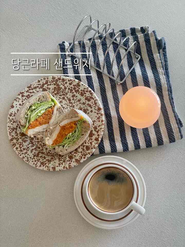 🥕ニンジンラペサンドイッチ🥕
昨日作っておいたニンジンラペを入れてナンパニーサンドイッチ作りました😊

🥪材料：ライ麦パン、鶏胸肉、ハーバティーチーズ、ニンジンラペ、レタス
🫕ソース：グリックヨーグルト2杯、ホールグレインマスタード1杯、アルロース1杯

1.ライ麦パンをエアフライヤーオーブンで200度3分焼きます。
2.鶏の胸肉を焼き、薄く切ります。
3.ライ麦パンに作ったソースを塗り、ハーバティチーズを上げます。
4.切った鶏胸肉を上げてニンジンラペもたっぷり上げてあげます。 
5.レタスもたっぷり～盛り上げてくれます。
6.ライ麦パンでふたを閉め、グラッドラップでしっかりと包みます。

夫がおいしいと瞬きしてくれました🥰

＃ニンジンラペ＃ニンジンラペサンドイッチ＃サンドイッチ＃サンドイッチレシピ＃サンドイッチ皿＃ホームクック＃ホームクックレシピ＃料理＃料理レシピ＃料理プレーティング＃ホームカフェ 
＃コンスープ記録＃オーホームストア