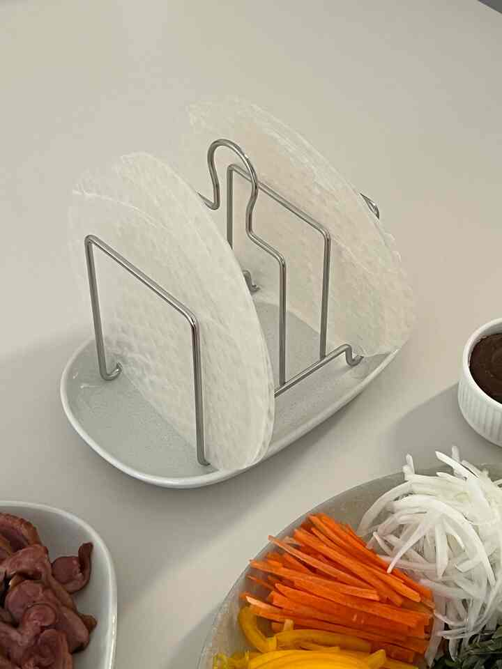 #내돈내산 #콘수프기록

✔️トストラック

ウォルナムサムライスペーパーを入れておいたのか気になったり、アイデアが良いと言ってくれて連れて来ました:)

もともとトストラックなのにライスペーパー挿したんですよ！

パンを焼いて皿に入れると、くるくなるのが残念です。
だから買ったトストラックなのに、いつもパンを食べる時は食べていないのが罠だったｗｗｗｗｗｗｗｗｗ  #토스트랙 #오브제 