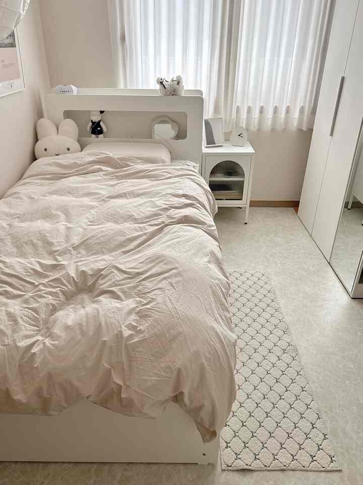 #私の家のインテリア

床だけを変えたのに、お部屋の雰囲気は完全に明るくなりました！
セルフ施工で感性+実用性をつかみました☺️
写真を撮るたびに床のために2％が足りませんでした🥲

セルインルームデコタイルマーブル - クリームバターに芽を入れました。
本当の雰囲気狂った....❣️

KC認証+13種デザイン+割れない耐久性
そして45.7cmの最適サイズのおかげで
迅速な施工でコスト削減まで完璧✨
層間騒音緩和、滑り止めまで！

貼るだけで終わる接着式だから
誰でも簡単にセルフで施工可能です。

30分だけ投資して雰囲気を変えたいならヨーヨンニダン👍🏻

色はマーベルタイプクリームバターです💛

＃セルフインテリア＃装飾＃床施工＃インテリア小道具
＃セルフ施工＃セルインルーム＃デコタイル＃マーブルクリームバター＃家の装飾＃ホームスタイリング＃ビフォアフター＃セルフインテリアグラム＃インテリアおすすめ＃リビングインテリア＃インテリア変身＃子供部屋飾り