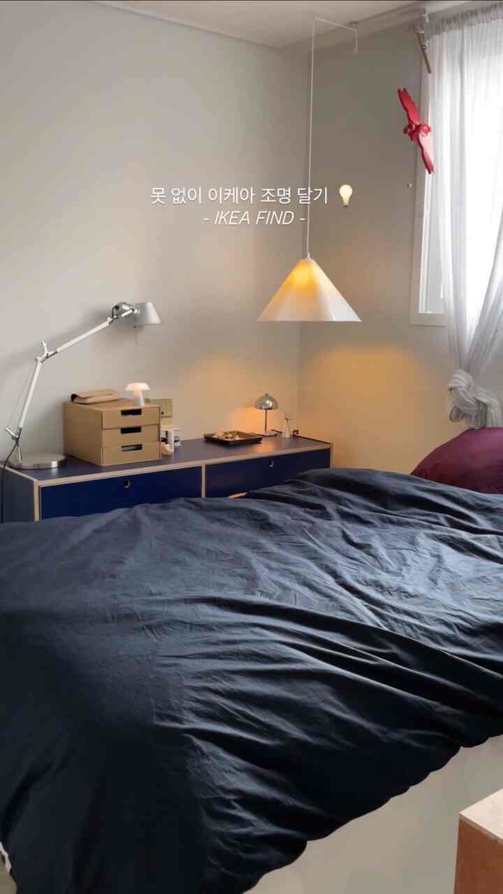 IKEAおすすめのテム＆釘なしで天井照明を取り付ける✨

Instagramのストーリーに載せたら本当にたくさん聞いた照明！どうやって取り付けたのか。

💡準備物

➊イルミネーション•IKEAで完全に軽量で安価な照明を発見 
    ZEBRASÄV セブラセブ 29,900 ¥

➋引く電球

➌ 疑問符 • オリジナルは壁紙を貫いて固定する製品ですが、チップは壁紙を+形に鞘を出して広げてくれること！
後で服を着るときは、輪を抜いて壁紙をもう一度閉じて貼ってくれればいいのです👍

➍ モールディング用フレームホルダー • クエスチョンリングに荷重が全部載せてみると、もしかしたら～してモールディングフレームホルダーに重量分散してくれました。

キッチンに行くか寝室に甘いか悩んで、まずは寝室につけてくれましたが、どうでしょうか？ 🥰

＃寝室のインテリア＃イケアのおすすめテム