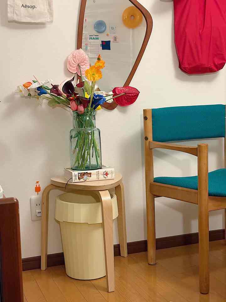 It's packed with artificial flowers that I use for work 🫂

#Living room #造花 #ヴィンテージチェア