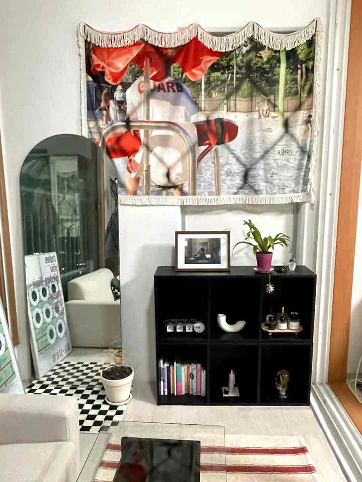 #私の家のインテリア 
両親と一緒に暮らす家、私の部屋のベランダ空間
ホームカフェの感じで飾ったベランダがとても気に入る
自分だけの癒しの空間というかㅎㅎコーヒーを飲んでもいいけど 
夕方にこのスペースで飲む一杯のビールは、一日の終わりに十分です！

＃今日の私たちの家
＃小さな部屋のインテリア＃ホームカフェツアー＃ホームカフェゾーン 