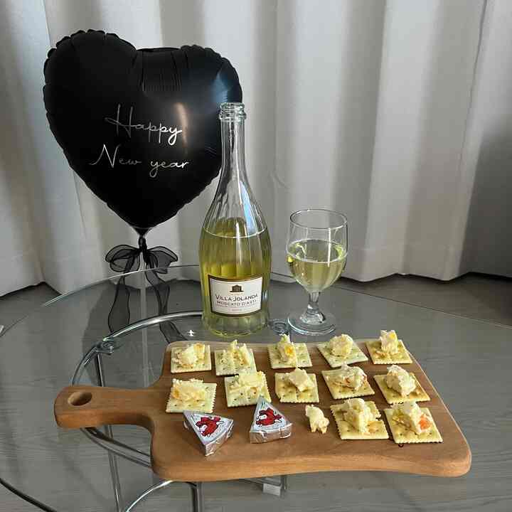 ホンスル🧀🥂 #갬성인테리어 #와인잔 #우드플레이트 