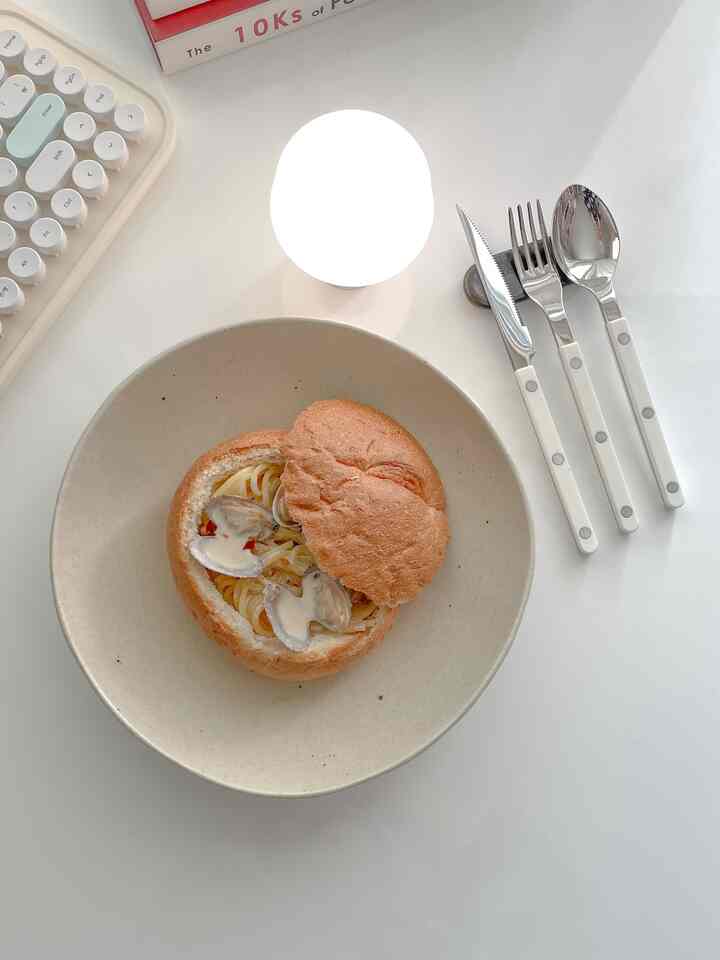 #집에서제일바빠 #콘수프기록 6
ヤムジゲクリームパネパスタを作る

エシュリーミルキットで出てきたクリームパスタ
コチョウガルヤムジゲに頭棒を振る
スパイシーは増え、感じは減ります。
一食食べます！  #집밥  #스파게티   #커트러리 