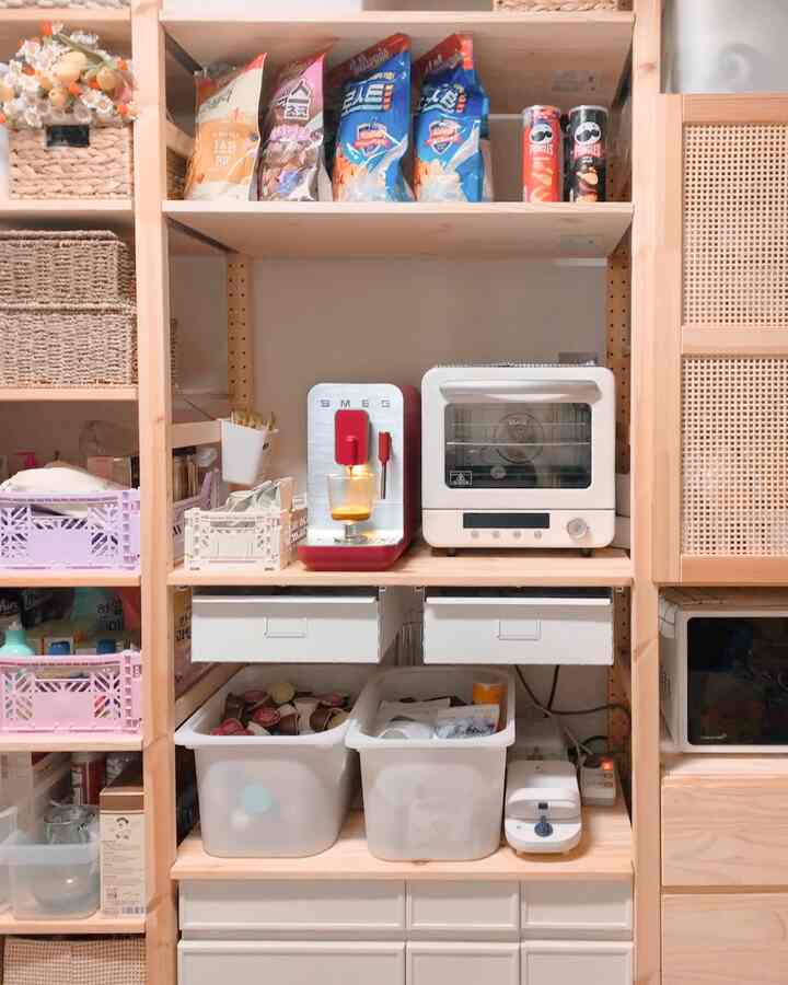 💗キッチンインテリア💗

小さな小さな我が家のキッチン生き物を担当している原木棚、
そして棚の中で整理を担当している収納バスケットたち！

あふれるサリムテムを隠すアイテム情報は
写真にタグを付けたので青いボタンを押してください💙

#サリムサル #コンスープ記録 #キッチン #ホームカフェ #キッチンインテリア #キッチン飾り #キッチン収納 #パンツリー #エアフライ #新婚家具 #キッチン用品 #原木インテリア #収納家具 #キッチン家電 #キッチン収納 #キッチン家具 #スメグ #モダンインテリア＃キッチンシェルフ＃狭いキッチン＃小さなキッチン＃セルフインテリア＃IKEAシェルフ＃整理整頓＃スメグコーヒーマシン＃コーヒーマシン＃ホームカフェインテリア 