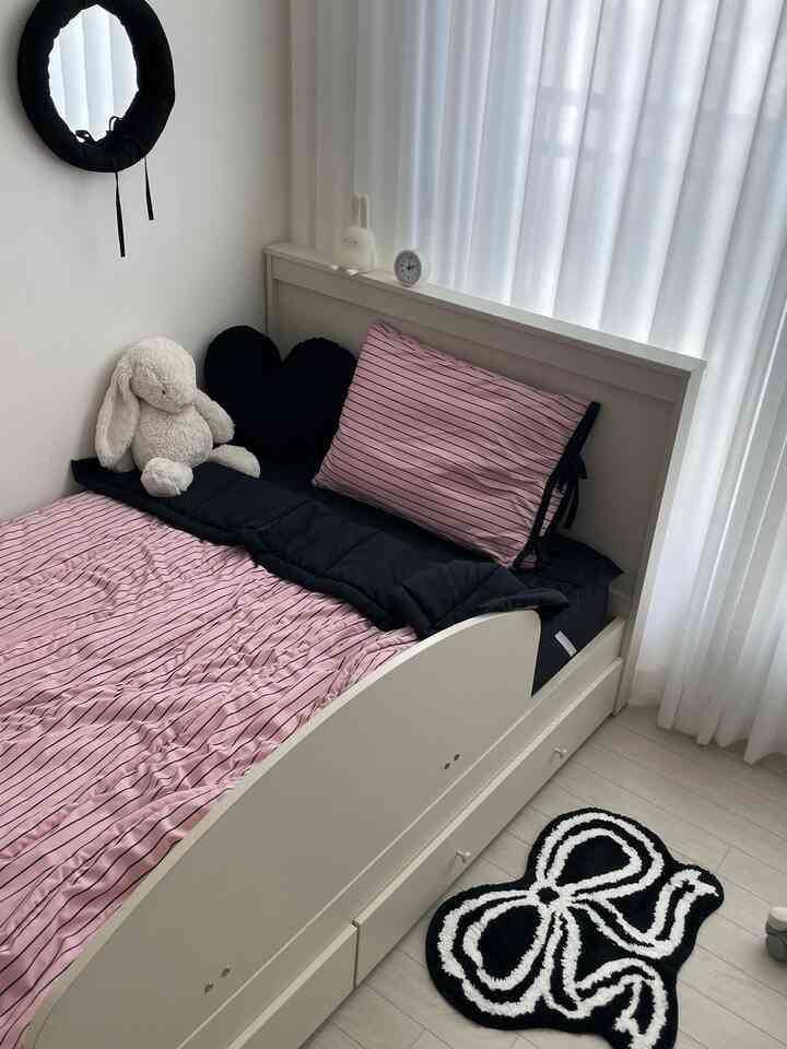 Lovely daughter's room transformed into black pink🖤🩷

Today's daughter's room photo-🖤🩷
I couldn't not take a picture because the cute ribbon rug came..!👀

#Daughter's room #딸방인테리어 #딸방꾸미기 #아이방가구
#Daughter's room decoration #한샘가구 #아이방침대 #아이방소품
#Home decoration #홈스타일링 #아파트인테리어 #소품