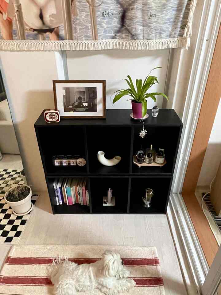 #ダイソーおすすめ3つ

1. mdfウッドフレーム 
黒の家具の上に私のお気に入りの絵を置きたいので、大虎で安い額縁を見つけます 
入れてみたら確かにホワイトやナチュラルウッドよりヴィンテージな雰囲気が出るみたいで満足ですㅎㅎ

2. ウッドトレイ
黒いスペースボックスの中にただ香水を置くには、香水もよく見えず、整頓が少なくなった感じがします。
トレイを購入してみましたが、整頓された感じに香水たちも目立ちますね！

3. ウッドプレートスタンド2段
机の上に日記、必死のノート、読んでいる本、手帳この四つをいつも載せておくのに何かお前ら…
まな板などで探してよりぴったりと見えるプレートスタンドを見つけて購入しました。
本当にぴったりで満足しています。

総費用たったの6000ウォン、非常に満足のいく結果を得ました！


＃今日の私たちの家＃メイド＃いいね反射＃執事日常＃私のお金の内装＃全国の内側自慢＃2平方飾り＃3平方飾り＃小さな部屋インテリア＃小さな部屋飾り＃ワンルームインテリア＃ビンテージインテリア＃ウッドインテリア#homedecor #小道具 #roomdesign #roominterior #ベランダ #ベランダインテリア #バルコニー飾り #ホームカフェ #ホームカフェインテリア #ホームカフェツアー #ホームスタイリング