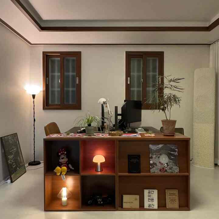 木目調と植物が配置されたナチュラルなホームオフィス、温かく落ち着いた雰囲気のあるインテリア