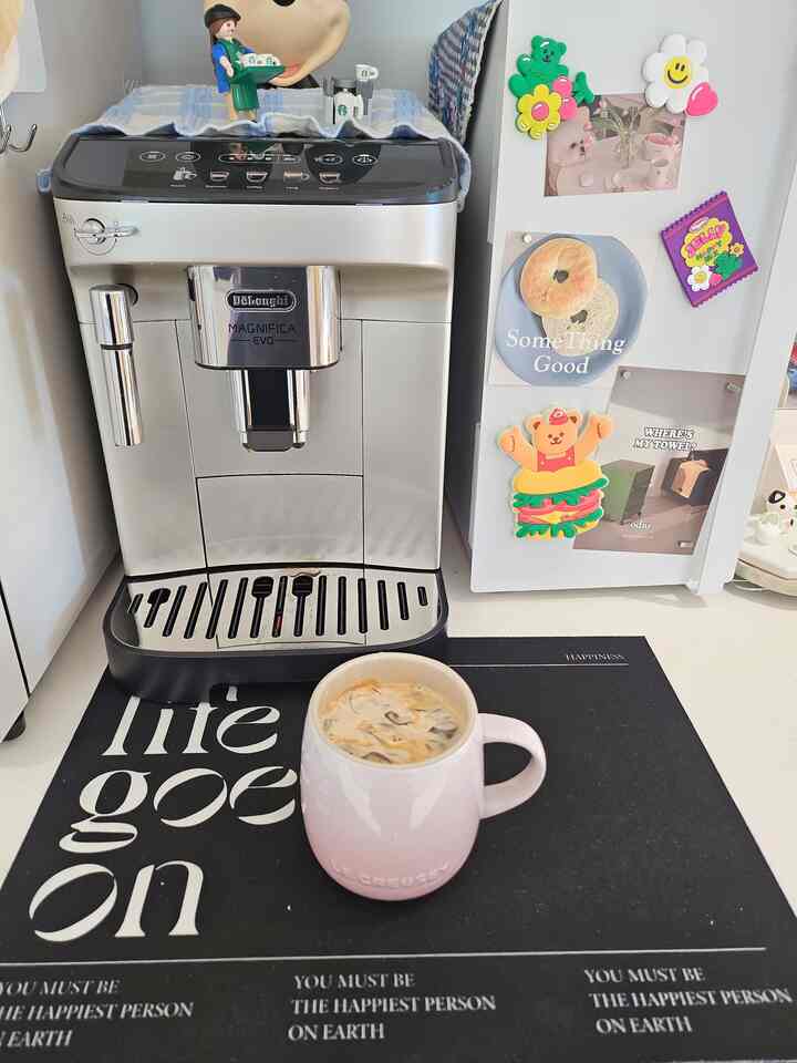 ＃今日の私たちの家6＃コンスープ記録＃ホームカフェインテリア！

前日にコーヒーを2～3杯以上飲むほどコーヒーが好きです。
そういえば自炊する時からホームカフェに本気でした。
結婚して引っ越してホームカフェをどのように飾るか悩んでいました。
夫が誕生日プレゼントでエスプレッソマシンまで買ってくれて完成になりました！

家電場にドロンギエボを置き、上場にはコーヒーを入れるカップとタンブラー
下段には関連用品があり、ショットカップ、チコースターなどがあります。 

コーヒーマシン周辺にはそれなりに愛情のある空間なので、好きなオブジェが多いです。
マシンの上にはみんな載せておくミッキーマウス貯金箱、
貯金箱 これからはプレイモービルスターバックスパートナージニーが働いています。

横に鉄製収納場には磁石、はがきもたくさん貼って飾っておいて 
中には残りの豆も保管中です。
コーヒーと一緒に食べるお菓子もいっぱいありますが、整理ができず写真が撮れませんでした。

とても甘いのは完全な好みだからちょっと気にしないけど 
いっぱいはがきにポスターに貼って飾っておいて好きです。
今日も土曜日の朝一杯のコーヒーで気をつけて運動します〜

＃ホームカフェ＃ドロンギ＃ドロンギボ＃コーヒーマシン＃エスプレッソマシン＃ホームカフェを飾る














