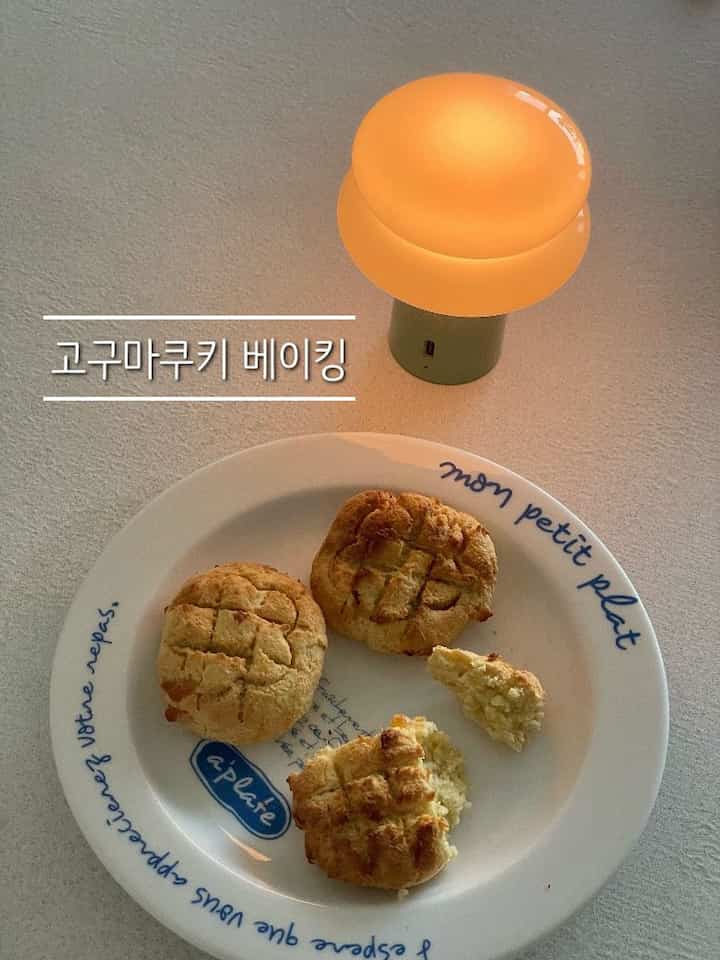 ✔️サツマイモクッキーベーキング
子供がクッキーを作りたいと言ってクラスクッキーを作って焼きました！ 😉
実はレシピも、計量もせずに思い通りに材料を入れて作ったのですが、 
外はカリカリで中はしっとりだからかなり食べるだけですよ😆 


🍪材料：サツマイモ1個半分、バター1個、ハーバティーチーズ1枚、卵1個、アーモンド粉10大さじ（？）、ベーキングパウダー1杯、アルロス2杯、塩ちゃんちゃん
 
🍪私の好きなレシピ🍪
1. サツマイモの1つの半身を皮をむいて厄介します。
2.バター、チーズ、卵、アーモンド粉、ベーキングパウダー、アルロス、塩を入れて混ぜて生地を作ってください！
3. 生地でクッキーの形を作ります。
4.  #쿠키만들기 #베이킹 #베이킹용품 #베이킹레시피 #쿠키레시피 #홈쿡 #홈베이킹 #요리 #요리레시피 