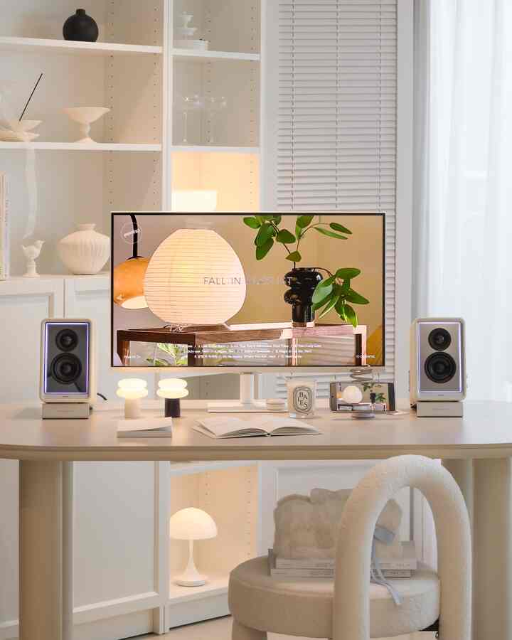 ＃五感レビュープログラムを通じて製品を提供され、直接使用してスタイリングした後期です。

好きだったミュージカル音楽聞くと会場に来たような錯覚が聞こえるほど
最近ここに座って過ごす時間が良くなりました〜

スピーカー、ムードなど、充電器！
3つを一つで味わえる
エディファイアQR65 Bluetoothスピーカーが私の家に来ました。

▶️デザイン 
スタイリッシュなデザインに立体的なインフィチニミラーLEDを加えて本当にきれいではありませんか？
（最後の画像参照）

▶️機能
音響的空間感を感じられるようにスピーカースタンドがパッケージに含まれています。
豊富な重低音表現はもちろんです。
特許を受けた空気騒音抑制技術により、ホワイトノイズの騒音と共鳴を最小化しました。

LDACコーデックをサポートし、有/無線に関係なく24Bit/96kHzの高解像度オーディオを再生でき、音楽に合わせて動く照明効果で視覚的な立体感を同時に感じることができます。

Edifier Connexアプリを使用すると、1600万を超えるさまざまな照明効果も設定できます。

▶️ 利便性
65W Gan充電器を内蔵
‼ ️携帯電話の高速充電（充電ポート3個）まで可能なので、テーブルの上がきれいになってとても良いことがあります〜

🏷エディファイアQR65アクティブモニターデスクトップBluetoothスピーカー
▪️Hi-Res Audio認証
▪️高解像度オーディオ
▪️65W Gan充電器内蔵

＃エディファイア＃EDIFIER＃QR65＃デスクテリアスピーカー＃スピーカー＃ブルートゥーススピーカー＃デスクテリア＃デスクセットアップ＃デスク飾り