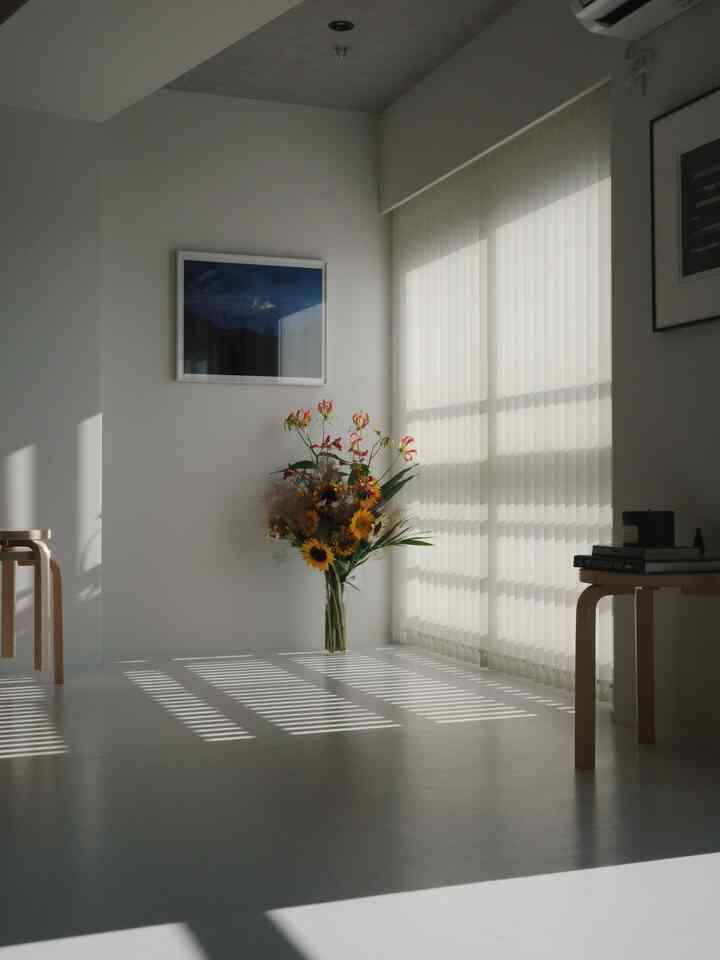 Permainan cahaya dan bayangan di ruang makan pagi. Pindahkan meja perlahan dan nikmati momen ketika cahaya jatuh dengan indah ke lantai.

Cahaya matahari lembut yang masuk melalui tirai vertikal memenuhi ruangan, menambah irama pada ruangan.

#Bangku60