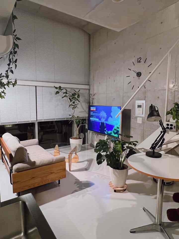 無機質な部屋に植物や温かみのある家具を配置してクールなだけじゃなく、リラックスできる空間にしてます😌
#ミニマルモダン #無機質