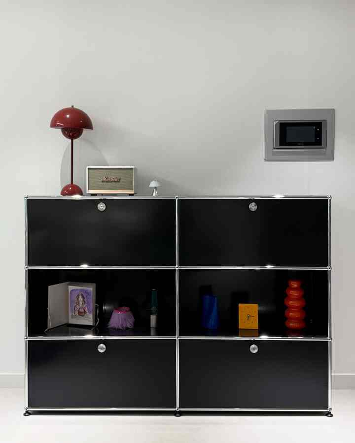 
I'm filling in the objects one by one.

Since it's black, I'm adding a color that makes a point -
I want to put a mobile, but I can't choose, so I can't buy it... ..

I almost had my head burst picking the color for the computer system bookshelf,
but choosing is difficult

#Interior #거실인테리어 #거실장
#usm #usmhaller #usm거실장 
#rareraw #레어로우 #시계추천