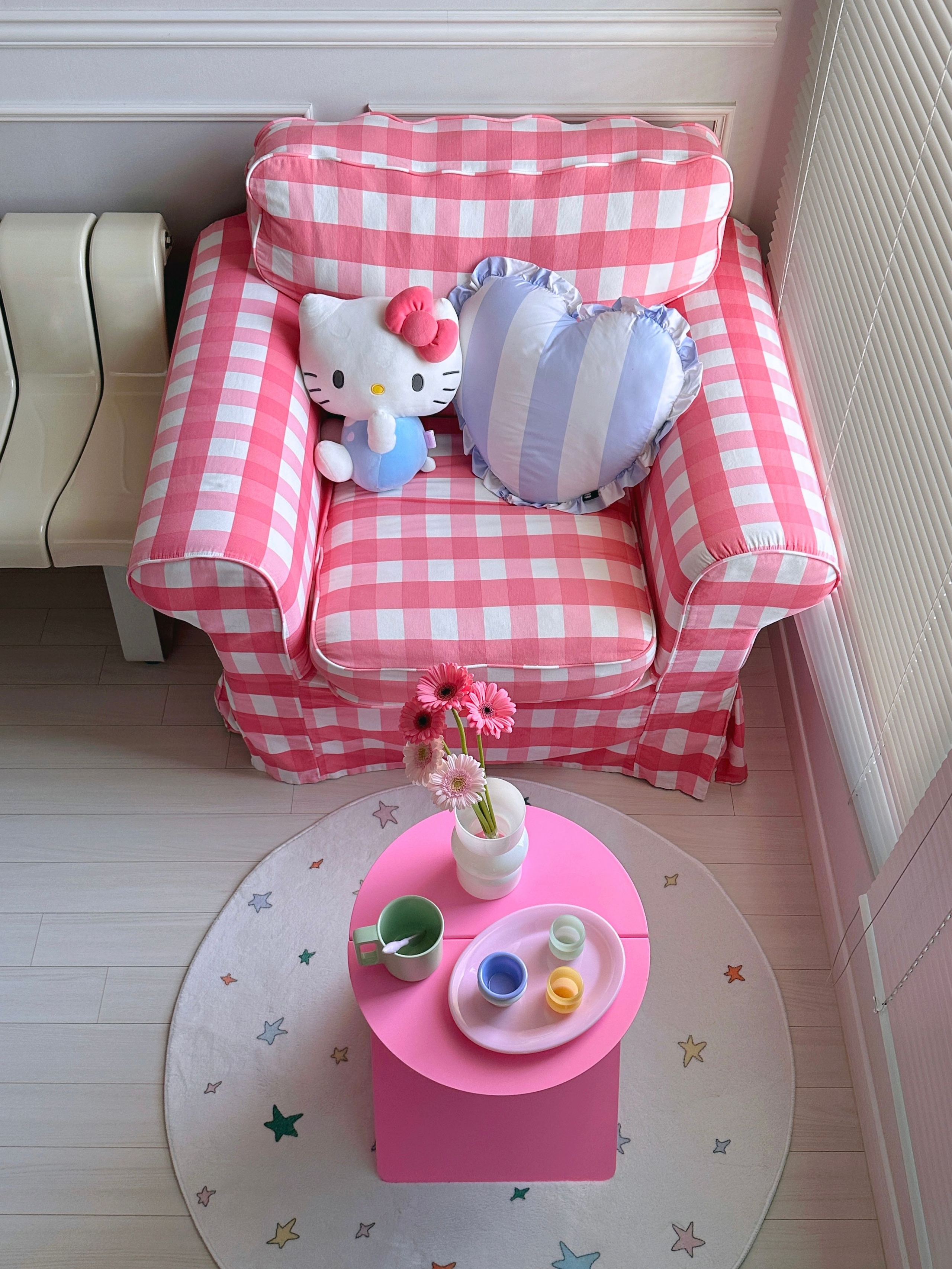 Round Side Table with Built-In Bookshelf user photo