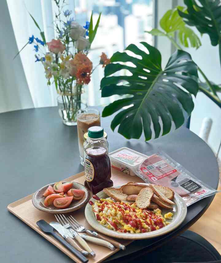 活気のある植物と健康的な朝🍳🌱💐🍽️

#_gom_house_ ＃自宅で最も忙しい＃サリムハニーチップ＃朝食