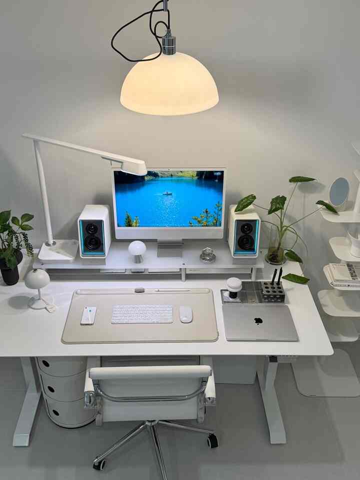 #오감리뷰プログラムを通じて製品を提供され、直接使用してスタイリングした後期です。⠀
⠀
新しいスピーカーをデスクに入れました！インフィニティミラーが輝かしいエディファイアスピーカー🪩✨そのおかげで、机の上の雰囲気が一層感覚的に変わりました！⠀
⠀
とりあえず、カバーが革材質なので高級に見えますよ！気分やムードによってLED効果をカスタマイズできるので、毎日違う感じで空間を演出できるという点も本当に満足でしたよ🖤⠀
⠀
音質もデスク環境に最適化されたサウンドで作業する時や休み時間にも没入感を加えてください！ 65W  #QR65  #스피커 #책상 #책상꾸미기 ⠀

