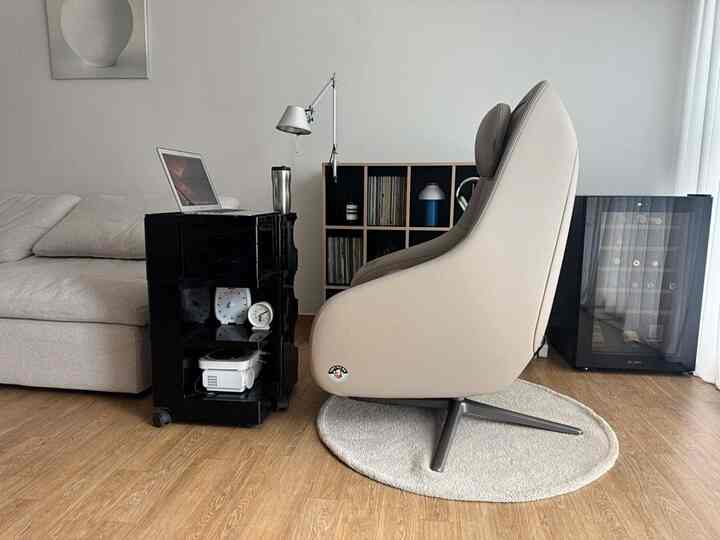 私が家で一番好きな照明は
アルテミデ照明とヘイスタンドです。 

色味がとてもきれいで感覚的な感じ  #챌린지 
