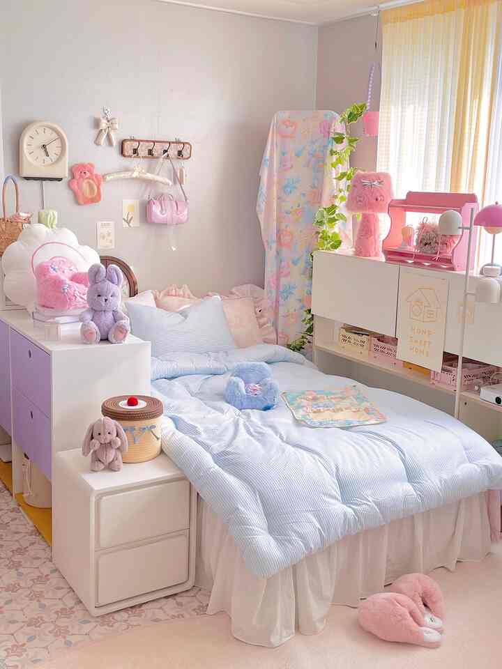 Replaced the bedroom filled with pink with a drop of blue💭🩵

#말그미네 #봄컬러인테리어 #봄인테리어 #침실 #침실인테리어 #침실꾸미기 #안방인테리어 #아이방꾸미기 #아이방인테리어 #아이방 #자취방 #자취방꾸미기 #자취방인테리어 #원룸꾸미기 #원룸인테리어 #블루인테리어 #파스텔인테리어 #컬러인테리어 #이불 #차렵이불 #차렵이불세트 #예쁜침구 #예쁜템최고야 #맞팔 #콘수프기록 #협탁 #수납장 #침실가구 #인형 #소품