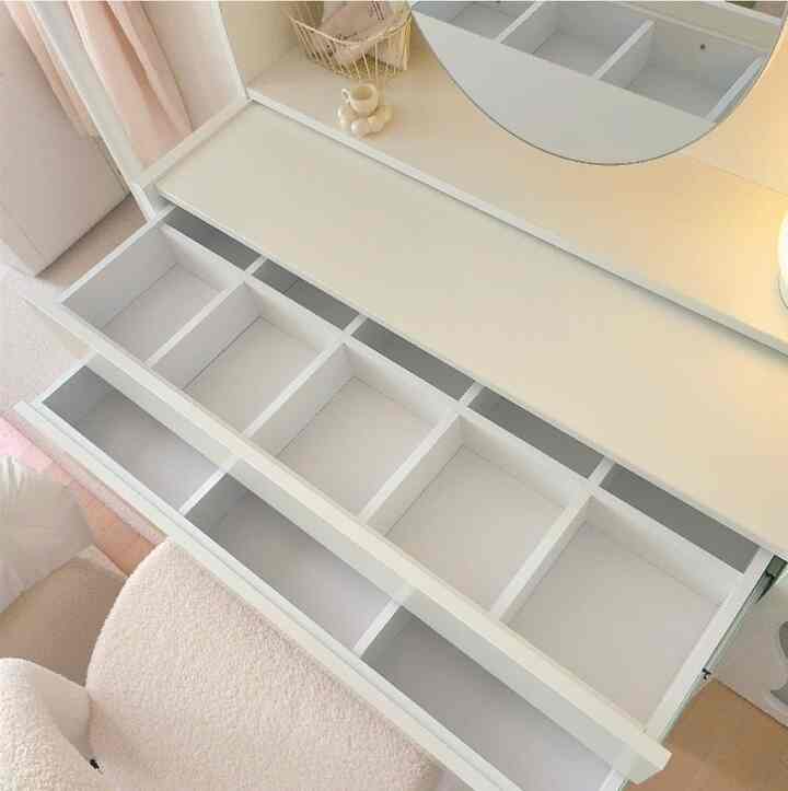 白と木目調のミニマルでモダンな小さい部屋の化粧台、整理された引き出しと清潔感のある空間が印象的なインテリア