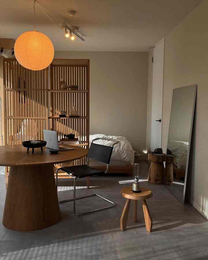 A beautifully curated space where minimalism meets warmth 🌿🕯️
Love how the natural tones, soft lighting, and thoughtful furniture bring a quiet elegance to this room.

#InteriorInspo #JapandiVibes #MinimalHome #CozyAesthetic #WarmMinimalism #CalmInterior #HomeDesignGoals #ModernZen #NeutralDecor #ApartmentStyle #DesignLover 🪵✨🛋️

📸 Credit: @akki_room