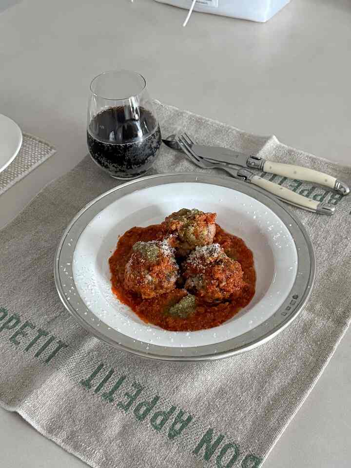 ＃オーホームストア＃コンスープ記録 

homemade ラグミートボール 🍝

ソースは夫が好きなスターラグソースで準備しました。
ミートボールだけを作って一緒にF曲げてくれるとかっこよく仕上がります！ 🥢


🏷️ミートボールレシピ
1️⃣牛肉肉肉、豚肉肉肉1：1の割合で準備してください
2️⃣ダジンタマネギ1/2、みじん切りパー1台、パン粉5T、塩コショウフィリリック、パセリフィリリック〜よく叩いて丸くしてください。 
私はチーズミートボールを作りました。
3️⃣180度に予熱したエアフライヤーに入れて180度10分焼いてくれ
4️⃣その間トマトソースを温めてください！
5️⃣ソースを敷いてその上にミートボールを載せ、バジルソースハンスプーンがキック⚡️です！ 
6️⃣そしてその上にグラナパノチーズをガルガルしてくれたら 

フレンチレストランはとても嬉しいです~~~これはこれです！ 


＃今日の家＃ホームパーティー＃ホームブランチ＃ミートボール＃ミートボールレシピ＃オンザテーブル＃ブランチ＃料理＃料理スターグラム 

