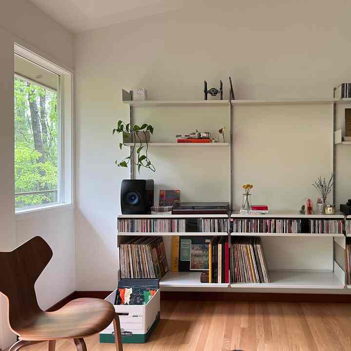 Livingroom wall decor #livingroom #livingroomdecor #livingroominteriorm #livingroomcorner #walldecor #vitsoe #mediashelve