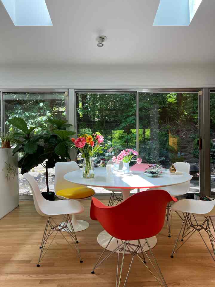 Diningroom 🤍💛🧡❤️ #flowerdecor #diningroomdecor #diningoominterior #cozydiningroom #hermanmiller #knoll
