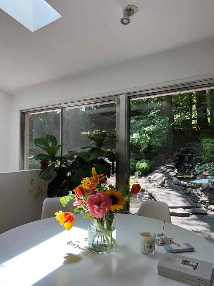 Flowers #diningroom #diningtable #diningtabledecor #flowerdecor #flowers 