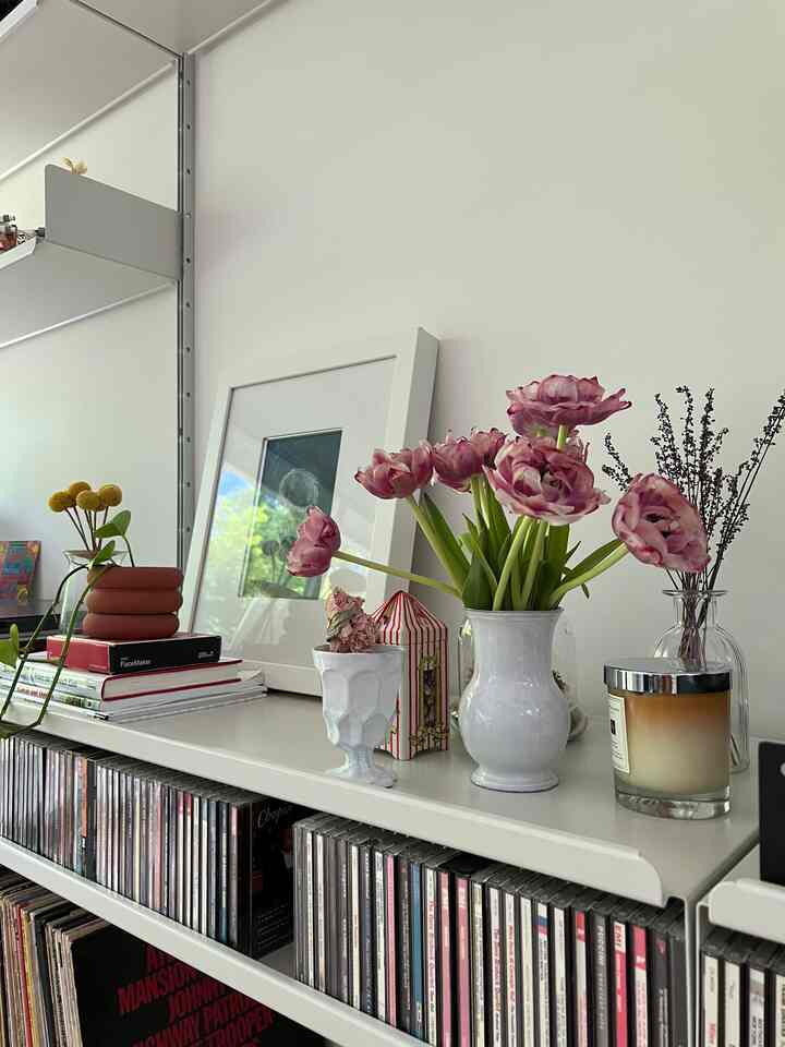 Flower decor #springdecor #flowerdecoration #vitsoe #walldecor #wallstyling #livingroomdecor #livingroomstyling