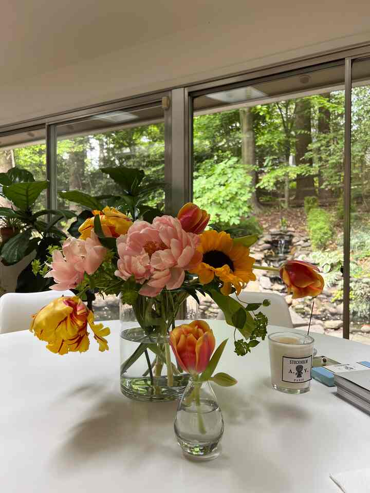 Full bloom 💛🧡❤️ #diningtabledecor #diningroom #diningroominterior #flowerdecor
#roomdecor