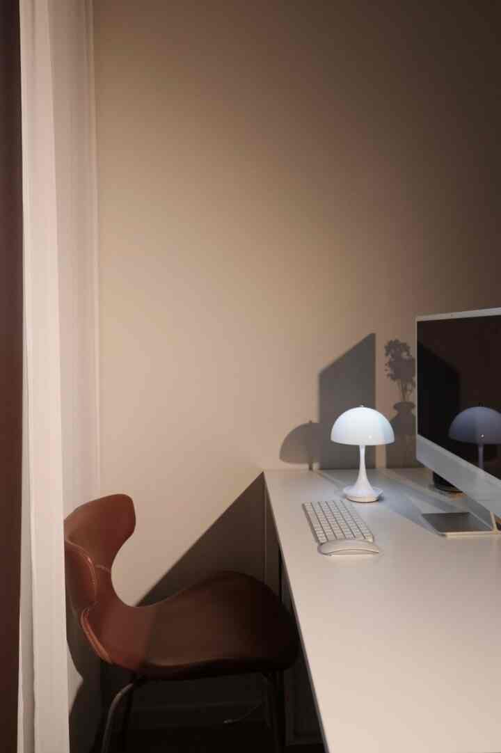 小さいながらも存在感のあるスタンスタンドを活用する✨

ユートライトのポータブルミニムードなどは、すっきりとした白い光沢感に節制されたエレガンスが加わり、空間を一層軽くて澄んで明るくしてくれる照明です。

新鮮なトップをタッチすると、3段階のカラー調整が可能で、時間帯や雰囲気に応じて簡単にムードを変えることができます。気分によって照明を違うようにつけてみるちょっとした楽しみもありますよ。

250gの軽量とCタイプの充電方式のおかげで、家の中のどの空間でも自由に使えるので、個人的に最も満足のいくポイントでした！

何よりも眩しくなく優しく広がる光が魅力的で、書斎、ダイニング、リビングのどこに置いても静かに雰囲気を満たしてくれる感じが良かったです。

小さいけれど充実した照明、これからもっと頻繁に手が行くと思います。デザインと実用性の両方を備えた照明を探しているならおすすめです🖤

＃コンスープ記録＃失敗のない贈り物のおすすめ＃今日の私たちの家＃今日のシーンのカット＃かわいいテムベスト＃週末のベスト#デスクテリア 


