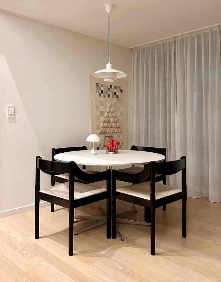 ＃私たちの家のインテリア記録＃ダイニング 

私たちの家で最も「ナダウン」空間、ミニマルなダイニング空間。
ブラックチェアがポイントになってすっきりとしたムードを完成させてくれ、
ハンドメイドの壁掛けとやさしい好みが詰まったアイテムのおかげで、さらに愛情が行く空間です。

＃今日の記録 ＃ミニマルインテリア＃ミニマルライフ＃ダイニング＃ダイニングスペース＃ダイニングインテリア＃ダイニングテーブル＃ダイニングチェア＃ダイニングゾーン＃ダイニング照明 