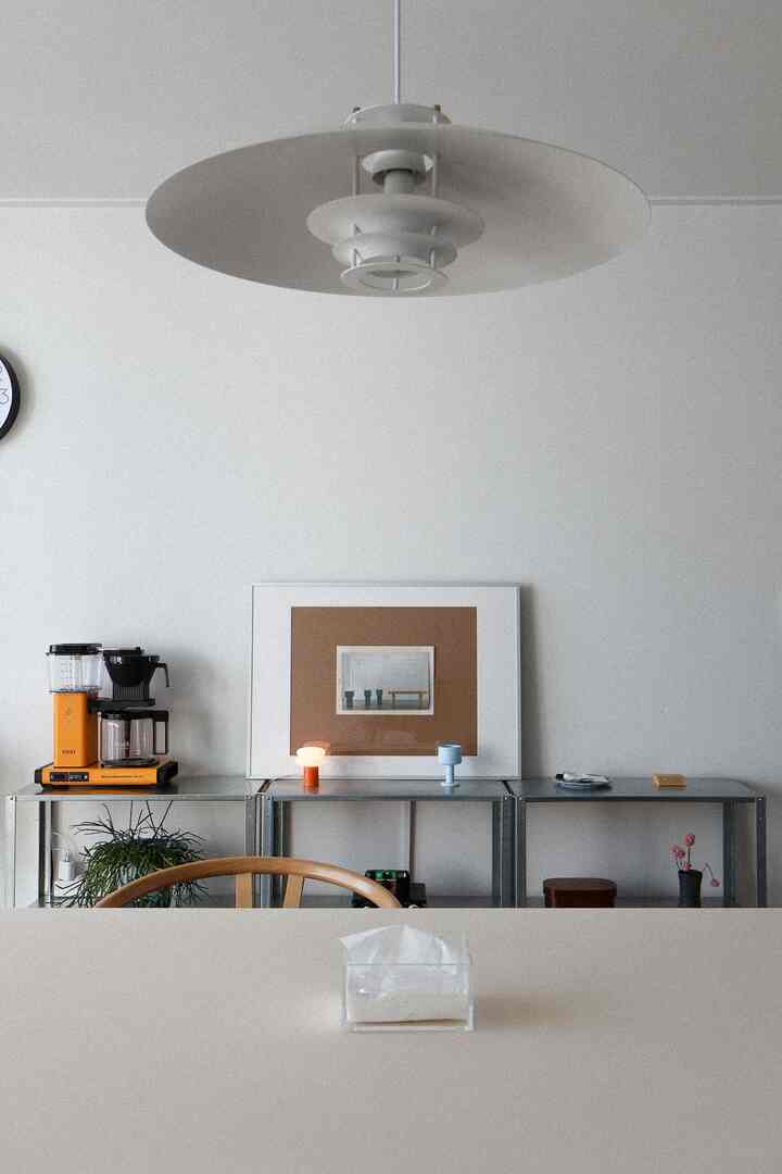 Saya memilih ruang di rumah saya yang paling mencerminkan diri saya. 
Tempat itu adalah ruang tamu. 

Ruang tamu adalah bagian tengah rumah dan merupakan ruang terbuka. Jadi, saya ingin menjadikannya ruang yang semarak dan ingin melepaskan diri dari struktur sofa-TV 1:1 yang ada di ruang tamu apartemen. 

Jadi, kami taruh meja di tengah dan taruh bangku rendah di satu sisi. 
Di sisi berlawanan, saya menaruh rak untuk memajang barang-barang favorit saya. 

Dan saya juga memasang speaker di ruang tamu sehingga saya dapat mendengarkan musik favorit saya. 
Jika Anda memutar musik saat ada tamu datang ke rumah Anda, suasana tidak akan canggung meskipun percakapan terhenti. 


#RekamanInteriorRumahKita #공존하우스 #선반인테리어
#interiorrumahkecil #아파트거실 #거실꾸미기 #tv없는거실 #메이트하우스 #경동나비홈
#Kreator Spesial #메이트하우스1기 #오늘의우리집 #20평대인테리어 #구축아파트 