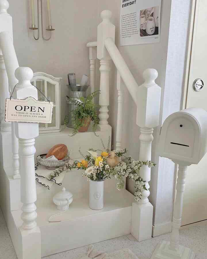 ホワイトトーンのベランダ、花瓶と植物が配置された雰囲気のあるインテリア