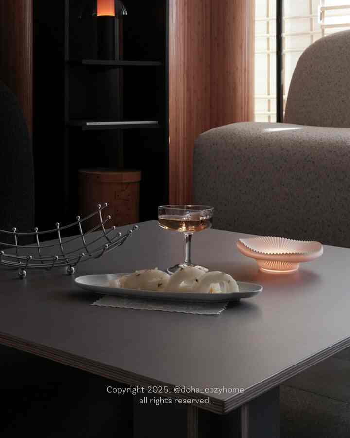 ＃ミニマル大マキシマル

マキシマルは余白に耐えるのが難しいです..🫠
それでもこんな感じぜひ演出してみたかったです！ 🙏🏻

シルバーミあふれる艶消しテーブルの上にキラキラ！
このプレーティングのテーマは👉🏻「マキシマルが愛したミニマルプレーティング」

正方形でも円でもない巧妙な曲線が与えるディテールのおかげで
端正さと楽しさが加わったテーブルが完成したと思います。 🩶🤎

プレーティング初心者は今日も龍車用車！よろしくお願いします。🏃‍♂️💨

📌設定情報
• 雲板 @eratokorea
•ハートゴブレットカップ@votf_seoul
•ムードライト@woosmdesign
•刺繍チコースター@votf_seoul
•
•
•
•
•
#tableaesthetic #minimalmaximal #moodytable
#platecuration #tablesettingideas #ceramiclove
#homecafevibes #stylingplate #感性テーブル
＃テーブル設定＃ムード付きスペース＃今日の家のスタイリング
＃プレート記録＃陶器コレクション＃プレート＃エラト＃ボット
＃シルバートレイ
＃テーブルスタイリング＃テーブル＃シルバーテーブル＃労働者ホームテーブル
＃ハートゴブレットカップ＃ゴブレットカップ＃ワイングラス