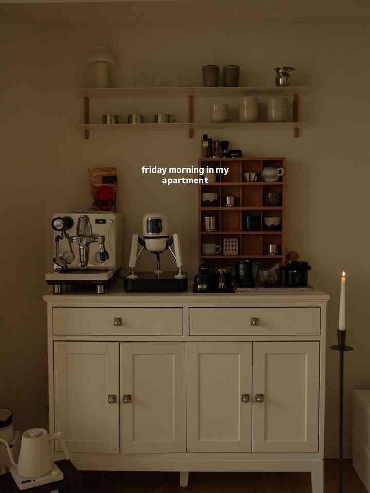 #プロダクトサポート friday morning at home ☕️🏡

1つのマシン、2つのカプセル。
エスプレッソも、ラテも、好きなスタイルで🤍

Duoboは異なるブランドのカプセルを同時に使用できます
デュアルカプセルシステムです。
好みに応じて、ムードに合わせてコーヒーを選べます。

今日は濃いダークブレンド+ソフトラテの組み合わせで
少し特別なコーヒータイム☕️💕

＃LGデュオボー＃デュアルカプセルコーヒーマシン＃ホームカフェルーチン＃コーヒーマシンおすすめ
＃今日の家エディション＃今日の家＃LGLabs＃デュオボー＃LGLabsデュオボ 
＃イヤイヤ＆フレンズ＃コーヒーマシン＃ホームカフェ＃スペシャルクリエイター
#coffeecorner #coffeestation #midcenturymodernhome
